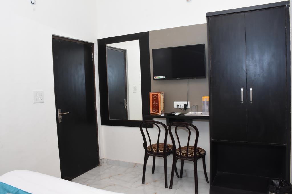 Готель Aaradhya Residency Агра Екстер'єр фото